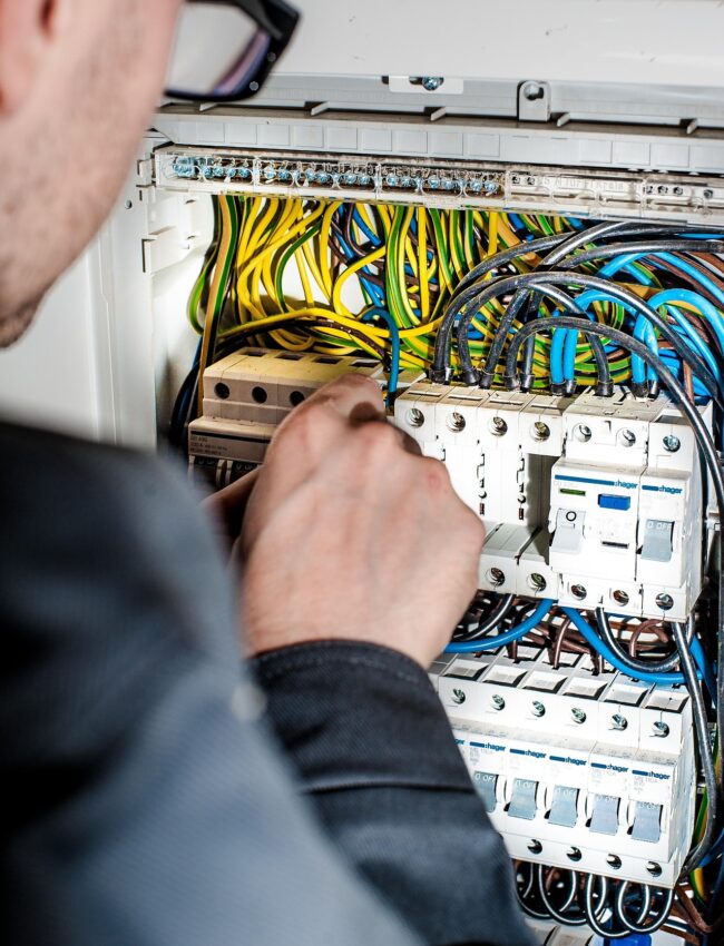 jarmoluk-electrician-1080573_1920